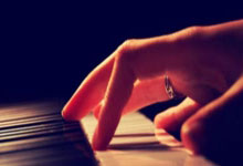 轮椅篮球赛上有趣一幕：篮球卡在篮筐上 运动员：还得看我的！中国蓝新闻.